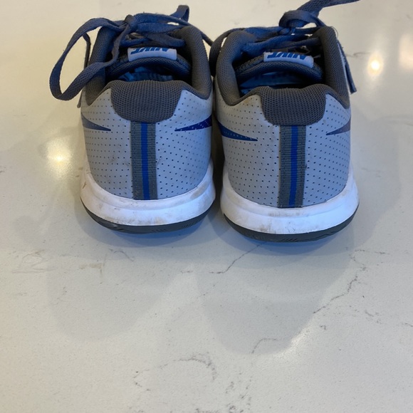 Boys Nike size 5.5 Sneaker - Picture 2 of 3